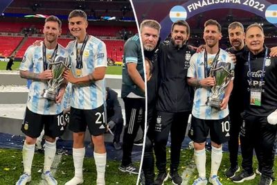 Momen Pemain dan Offical Tim Argentina Antri dan Rebutan Foto Bareng Messi
