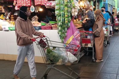 Seperti Supermarket, Belanja di Pasar Tradisional Ini Bisa Pakai Troli!