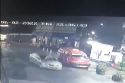 Viral Emak-emak Nemplok di Kap Mobil, Ternyata Coba Gagalkan Pencurian