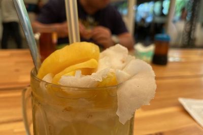 Bukan Sinar Garut! Ini Es Teler Pertama di Indonesia, Habiskan 500 Butir Kelapa Per Hari