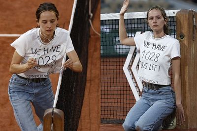 Laga French Open 2022 Sempat Dihentikan, Ada Penyusup Wanita Ikat Leher & Berlutut di Net