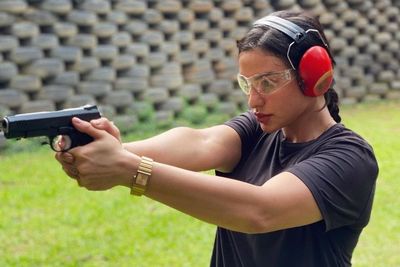 Dor! Nora Alexandra Makin Rajin Belajar Nembak, Pakai Baju Kedodoran Gemas