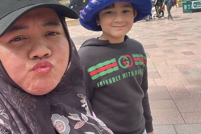 Mbak Lala Asyik Selfie dengan Rafathar di Paris, Kayak Foto Sama Oppa Korea