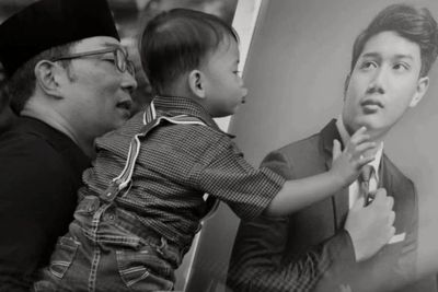 Pilu, Arkana Adik Eril Ciumi Foto Kakaknya, Seolah Ngerti Kakaknya Telah Tiada