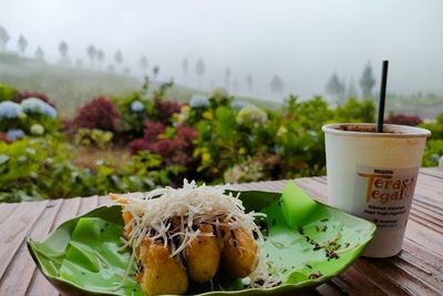 Tempat Ngopi di Puncak Bukit Ini, View-nya Dua Gunung Cocok Buat Healing Low Budget