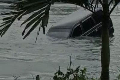 Aneh! Mobil Parkir Tiba-tiba Jalan Sendiri Nyemplung ke Telaga, Videonya Viral