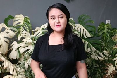 Gak Main-main! Wanita Ini Jual Selembar Daun Rp35 Juta, Modalnya Cuma Segini?