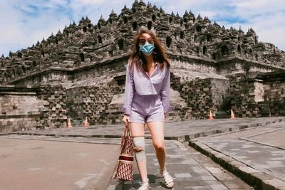 Gaya BCL Healing ke Candi Borobudur Hits Banget, Gak Kelihatan Mama-mama