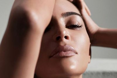 Kim Kadarshian Luncurkan Skincare SKNN BY KIM, Apa Saja Produknya?