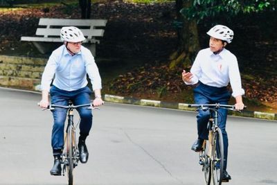 Jokowi Ajak PM Australia yang Baru Gowes Bareng Pakai Sepeda Bambu di Istana Bogor