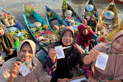 Semakin Melek Digital, Para Pedagang Pasar Apung Ini Terapkan Sistem Pembayaran Digital