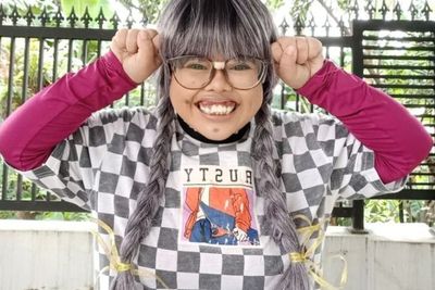 Tampil Manglingi Kekeyi Lepas Hijab, Jadi Cewek Culun Rambut Kepang Diwarnai