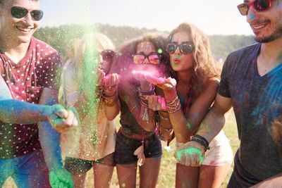 5 Benda Ini Wajib Dibawa saat Hadiri Festival Musik Siang Hari, Nomor 1 Sunscreen