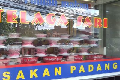 Ternyata Ini Alasan Nasi Padang Lebih Banyak Kalau Dibungkus Ketimbang Makan di Tempat!