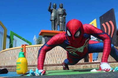 Sempat Dianggap Gila, Spiderman Parepare Guncang Dunia Berkat Sampah! Kok Bisa?
