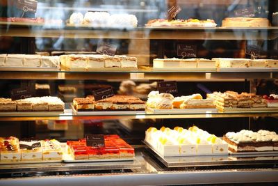 5 Toko Kue yang Terkenal Enak di Indonesia dan Lokasi Terdekatnya