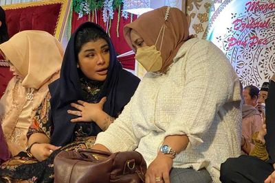 Kembali Muslim Usai 12 Tahun Murtad, Tampilan Nania Yusuf Berhijab Pegang Dada Disorot