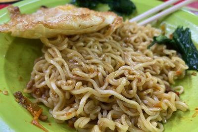 Rahasia Mie Abang Adek Pedas Mampus Tetap Buka Meski Harga Cabai Menggila!