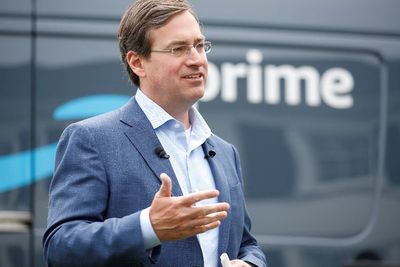 Pengin Cari Tantangan Baru, Dave Clark Mundur dari Amazon