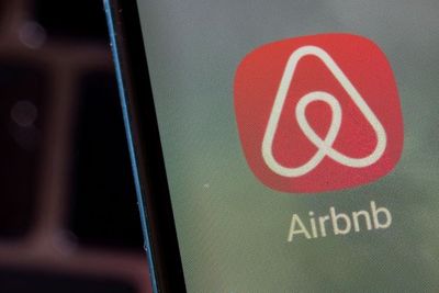 Dinilai Menyesatkan Konsumen karena Tak Cantumkan Harga Sewa Penginapan, Airbnb Digugat