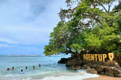 Pantai Ini Jadi Surganya Para Camping Mania, di Sini Lokasinya!