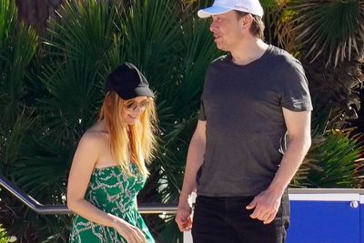 Usai Kesandung Skandal Pelecehan, Elon Musk Kepergok Mesra dengan Artis asal Australia