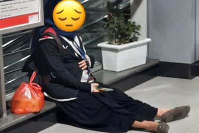 Potret Ibu Hamil Duduk di Lantai karena Kelelahan Akibat Lift di Stasiun Kereta Tak Jalan