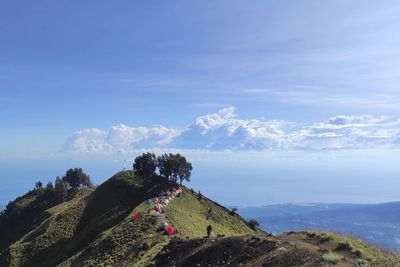 Eksotisnya Gunung Rinjani, Punya Padang Savana dan Danau Kawah Berair Biru