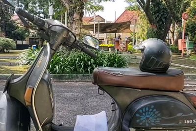 Setiap Sabtu Pria Ini Mengubah Vespa Tuanya Demi Tujuan Mulia, Apa Itu?