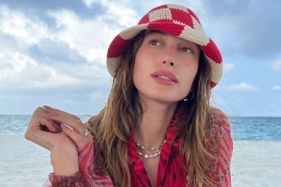 Hailey Bieber dan Bella Hadid Mengguncang Tren Topi 2022 Ini