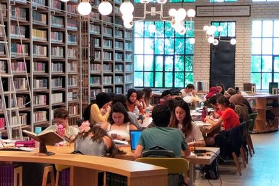 Perpustakaan Kece Ini Buka 24 7, Bisa Baca Buku Sambil Ngopi! Padahal Dulunya Begini!