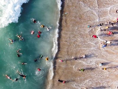Akhirnya Warga Jalur Gaza Bisa Nikmati Air Bersih Wisata di Tepi Pantai Usai Sekian Lama