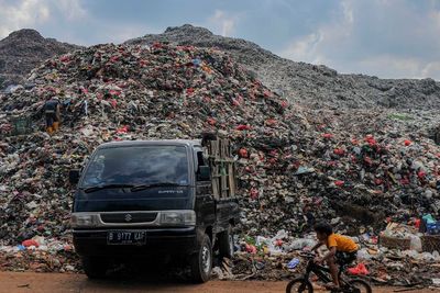 Tips Hidup Minim Sampah, Salah Satunya Membawa Botol Minuman Sendiri