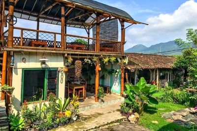 Duh! Makan Nasi Gila di Sini View-nya Tempat Cari Pesugihan, Agak Ngeri Tapi Rasanya Enak
