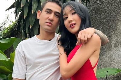 Lucinta Luna Pakai Dress Seksi Peluk Axel Matthew, Posisi Tangannya Bikin Salfok