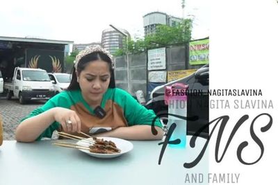 OMG! Nagita Slavina Makan Sate Pakai Bando Harga Jutaan, Kalau Patah Bisa Dilem?