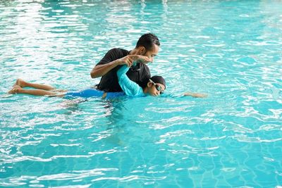 5 Perlengkapan Olahraga Renang yang Bisa Bantu Menguasai Teknik Dasar Berenang