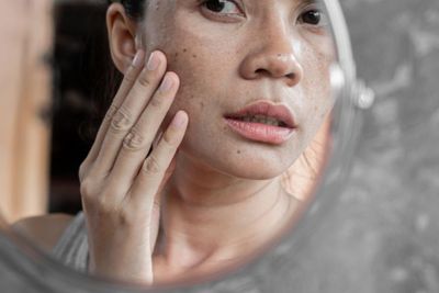 Ini 5 Cara Menghilangkan Flek Hitam di Wajah, Pakai Sunscreen!