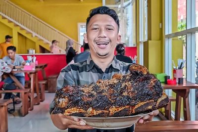 Barbar Kuy! Menyantap Iga Bakar Raksasa, Sekali Makan Bisa Bikin Meledak Perut
