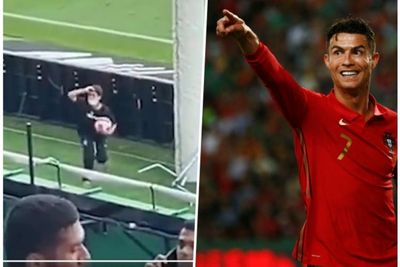 Sampai Gak Percaya! Bocah Ini Senang Banget Bisa Tos dengan Cristiano Ronaldo