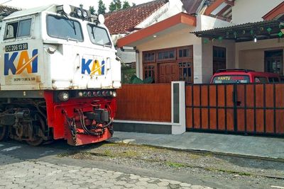 Viral, Kereta Api Lewat di Depan Teras Rumah Warga, Jaraknya Cuma Semeter!