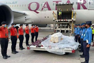 EKSKLUSIF! Foto-foto Jenazah Eril Turun dari Pesawat Sebelum Masuk Ambulans