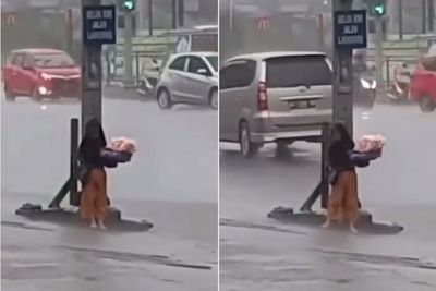 Demi Mengais Rezeki, Gadis Cilik ini Rela Jualan di Simpang Lampu Merah Meski Hujan Lebat