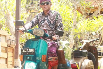 Gak Pakai Mobil Anggota DPRD Ini Selalu Naik Vespa ke Kantor, Ini Alasannya!