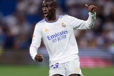 Manchester United dan Chelsea Bersaingi Datangkan Bek Kiri Madrid