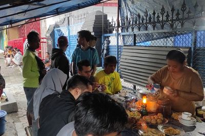 Warung Kopi Mbah Tekluk, Buka Jam 4 Pagi Pelanggan Sudah Antre di Emperan Toko