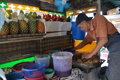 Punya Rasa yang Khas, Ini Rahasia Rujak Kolam Medan Selalu Diburu Wisatawan