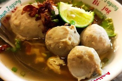 Makan Bakso di Sini Serasa Kembali ke Masa Lalu, Vibe-nya Vintange Banget! Mau Coba?