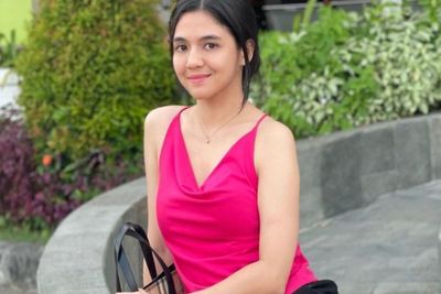 DJ Una Pakai Hot Pants Pink di Pantai, Sumpah Cantiknya Membara!