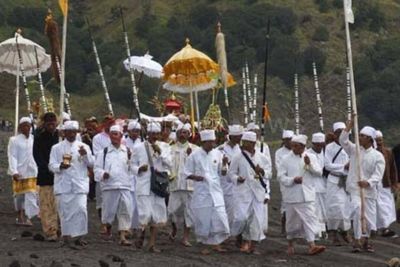 Makna Mendak Tirta yang Dilakukan Warga Tengger Jelang Yadnya Kasada